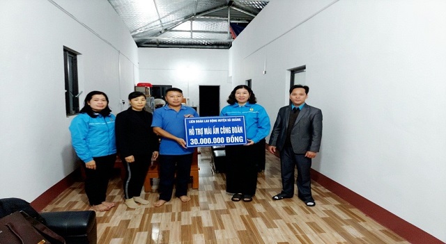 Đồng chí Đàm Thị Ngân trao tiền hỗ trợ Làm nhà Mái ấm công đoàn cho gia đình đoàn viên công đoàn Đặng Thị Lưu.