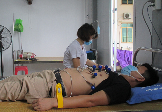 Đo điện tim cho đoàn viên công đoàn tại Trung tâm Y tế huyện Hòa An.