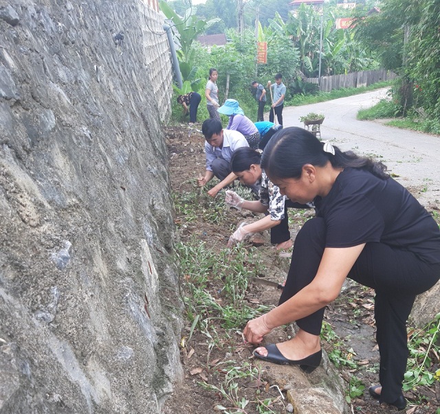 ĐVCĐ xã Hoàng Tung tổ chức ra quân tổng vệ sinh, trồng hoa xung quanh trụ sở UBND xã.