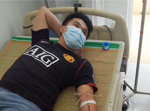 Bác sĩ Ngọ Công Minh - Khoa Nội, đoàn viên CĐCS Trung tâm Y tế Hạ Lang hiến máu cấp cứu bệnh nhân.