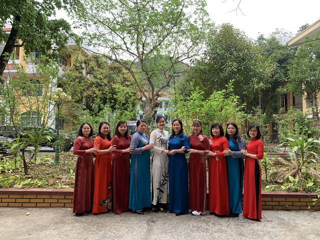 Tập thể chị em phụ nữ Khối đoàn thể huyện Bảo Lạc