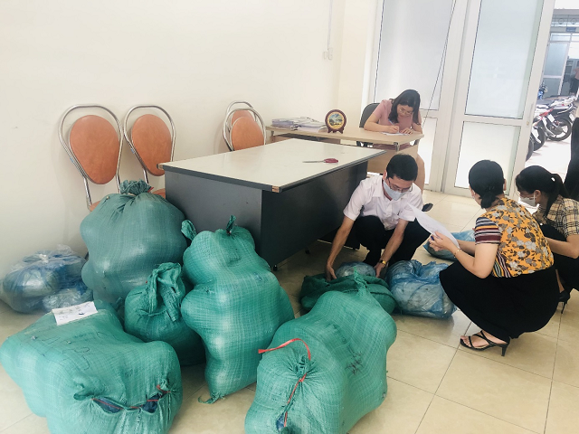 CĐCS Sở Tư pháp hỗ trợ tiêu thụ bí xanh thơm cho nông dân xã Vân Trình