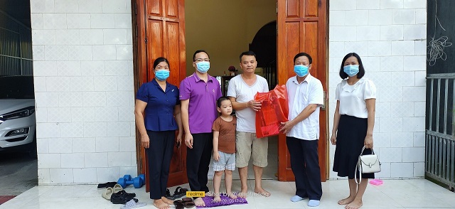 Đ/c Nông Quang Trung, Giám đốc Trung tâm Y tế và đ/c Lê Thị Nhung, Chủ tịch CĐCS trao tặng quà cho gia đình Bác sĩ Đoàn Thị Nga.