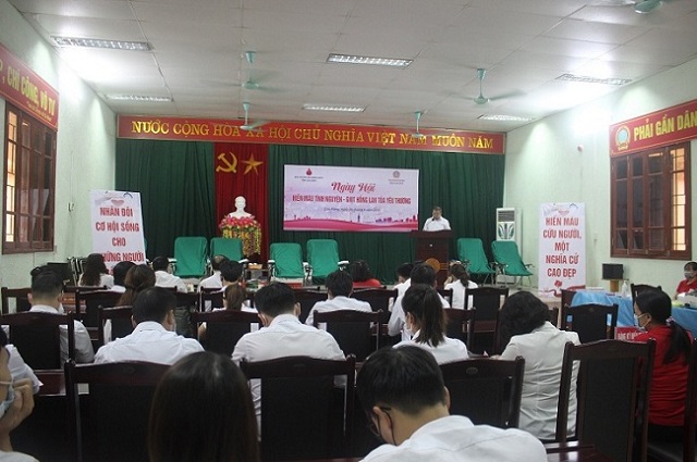 Đ/c Nông Bế Chiến - Phó Chánh án TAND tỉnh, Chủ tịch Công đoàn phát biểu tại chương trình.