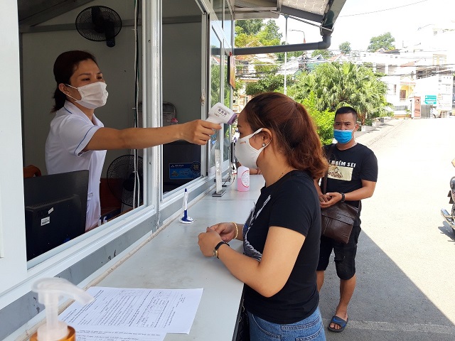 Người dân được hướng dẫn khai báo y tế khi đến khám bệnh tại BVĐK tỉnh.