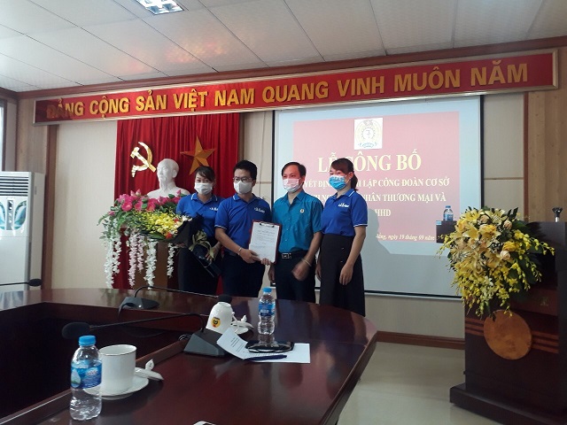 Đ/c Nguyễn Phúc Thành  - Chủ tịch LĐLĐ Thành phố trao Quyết định thành lập CĐCS cho Ban Chấp hành CĐCS lâm thời.