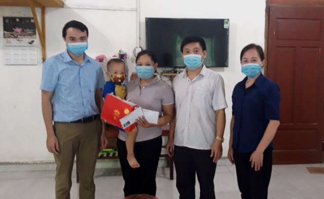 Lãnh đạo Trung tâm Y tế và BCH Công đoàn trao quà cho gia đình điều dưỡng Lương Văn Hưng - Khoa Kiểm soát nhiễm khuẩn.