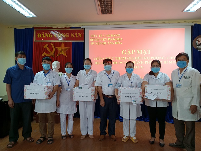 Ban Chấp hành CĐCS và Ban Giám đốc BVĐK Quảng Hòa trao tặng quà các ĐVCĐ tham gia Đoàn chống dịch tại TP HCM.