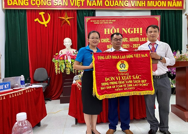 Đồng chí Lò Thị Phương Hà trao Cờ thi đua cho Công đoàn nhà trường.