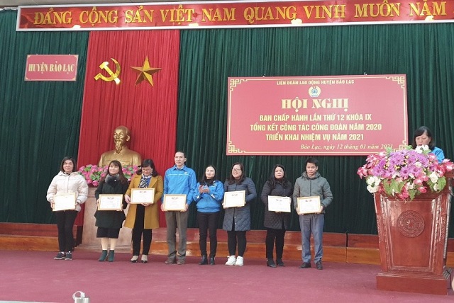 Đồng chí Nguyễn Thị Kim Huệ - Chủ tịch LĐLĐ thành phố tặng giấy khen cho các tập thể và cá nhân.