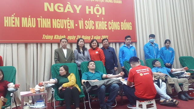 Cán bộ, đoàn viên công đoàn huyện Trùng Khánh tham gia  hiến máu tình nguyện năm 2021.