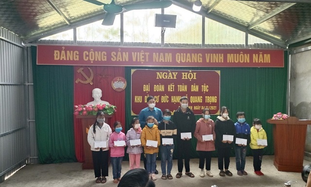 Đồng chí Đỗ Văn Thắng - Uỷ viên Ban Chấp hành Đảng bộ tỉnh, Chủ tịch LĐLĐ tỉnh tặng quà cho các em học sinh.
