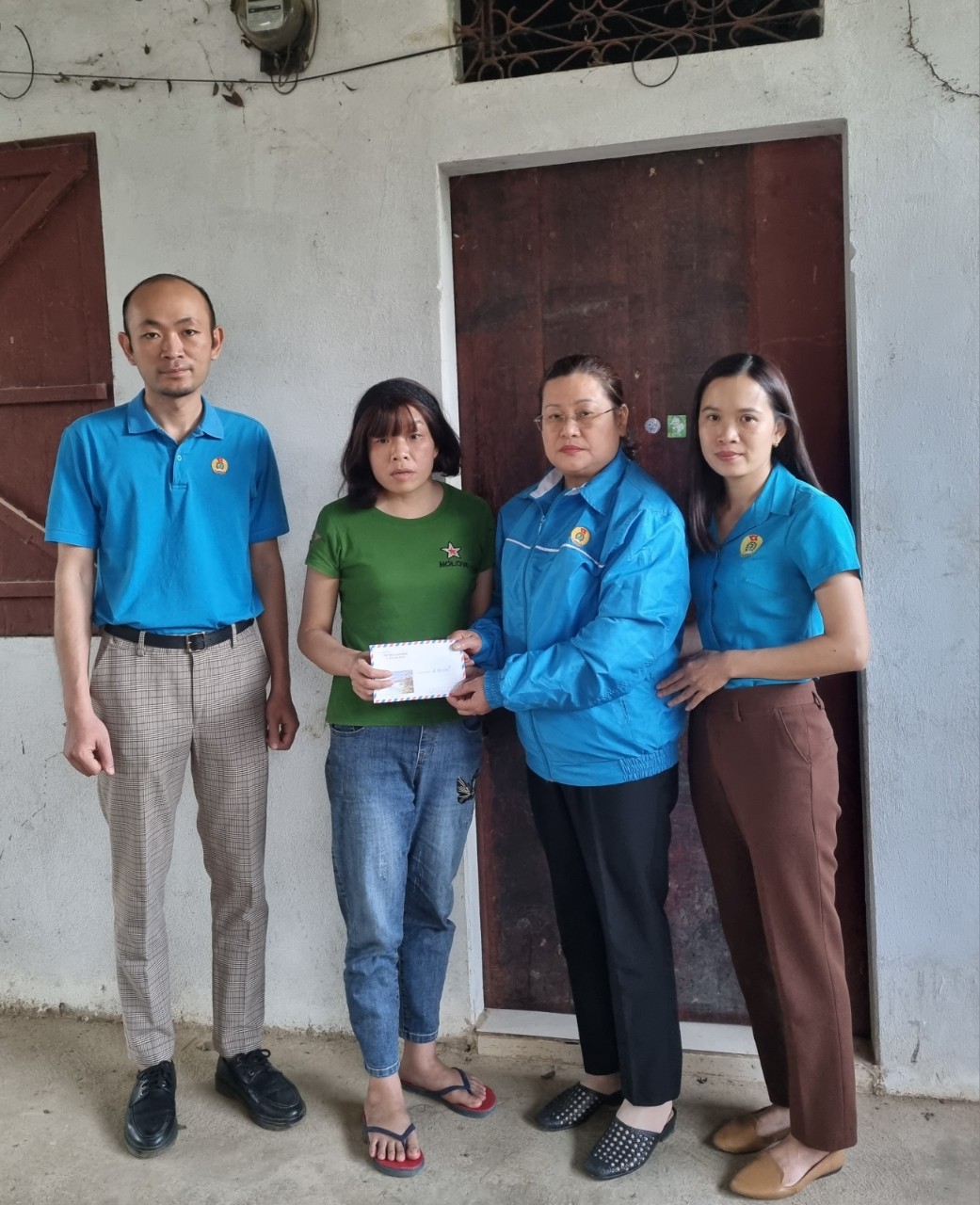 Đồng chí Hoàng Thị Lê trao số tiền hỗ trợ đoàn viên mắc bệnh hiểm nghèo