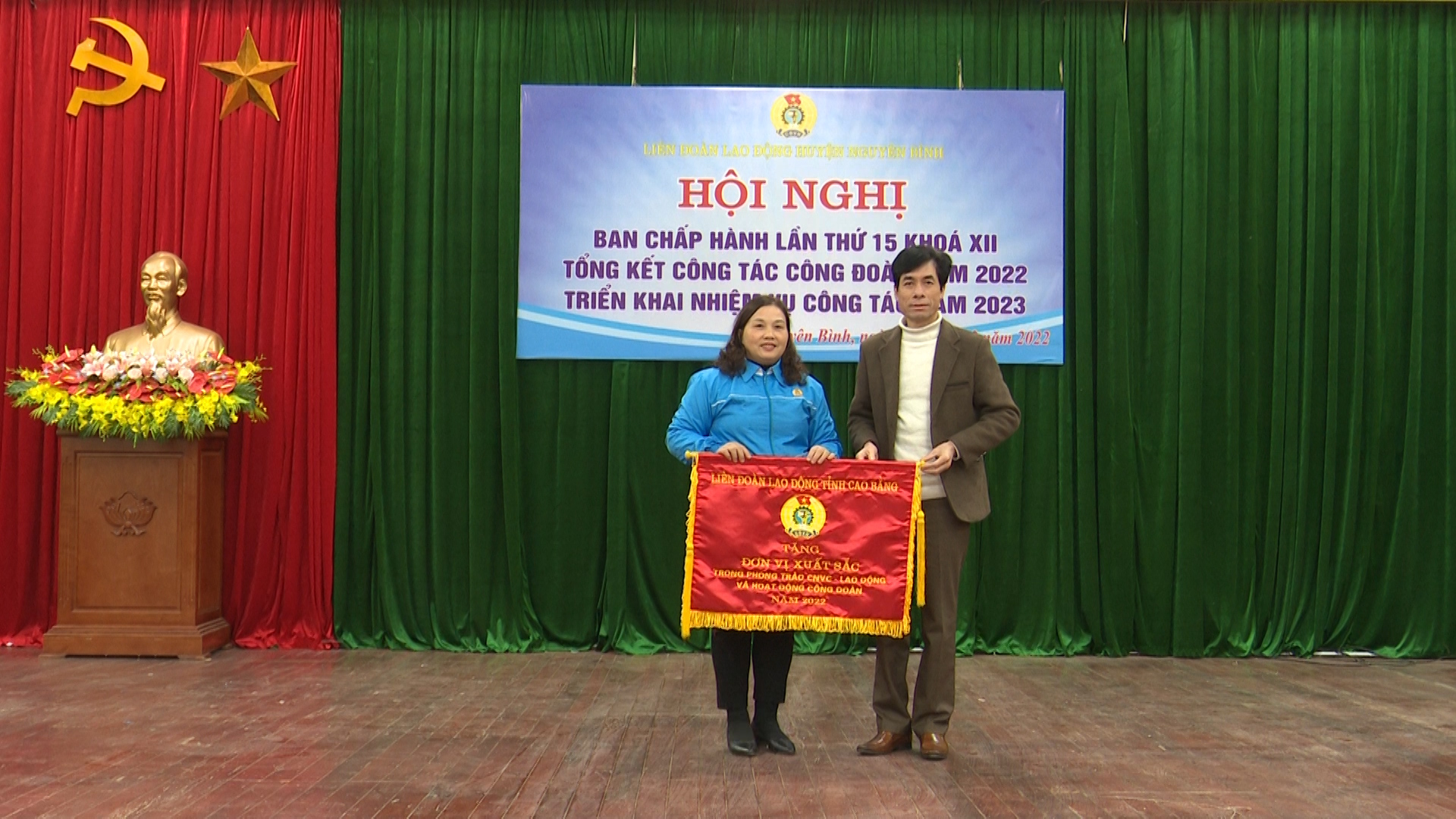 Đc Phạm Đức Khôi Phó CT LĐLĐ tỉnh, trao cờ cho LĐLĐ Nguyên Bình