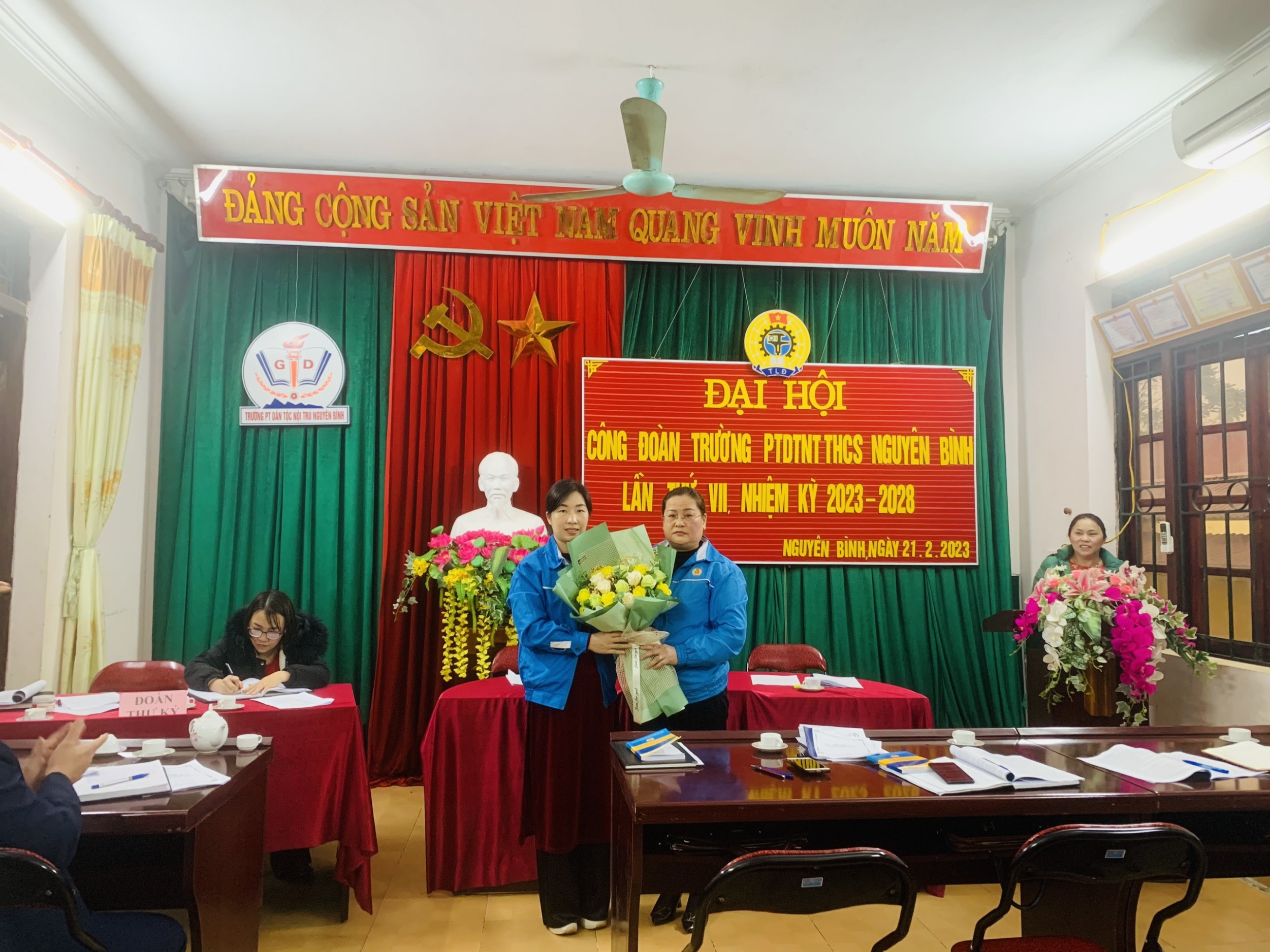 Đồng chí Hoàng Thị Lê Phó Chủ tịch LĐLĐ huyện tặng hoa chúc mừng thành công đại hội