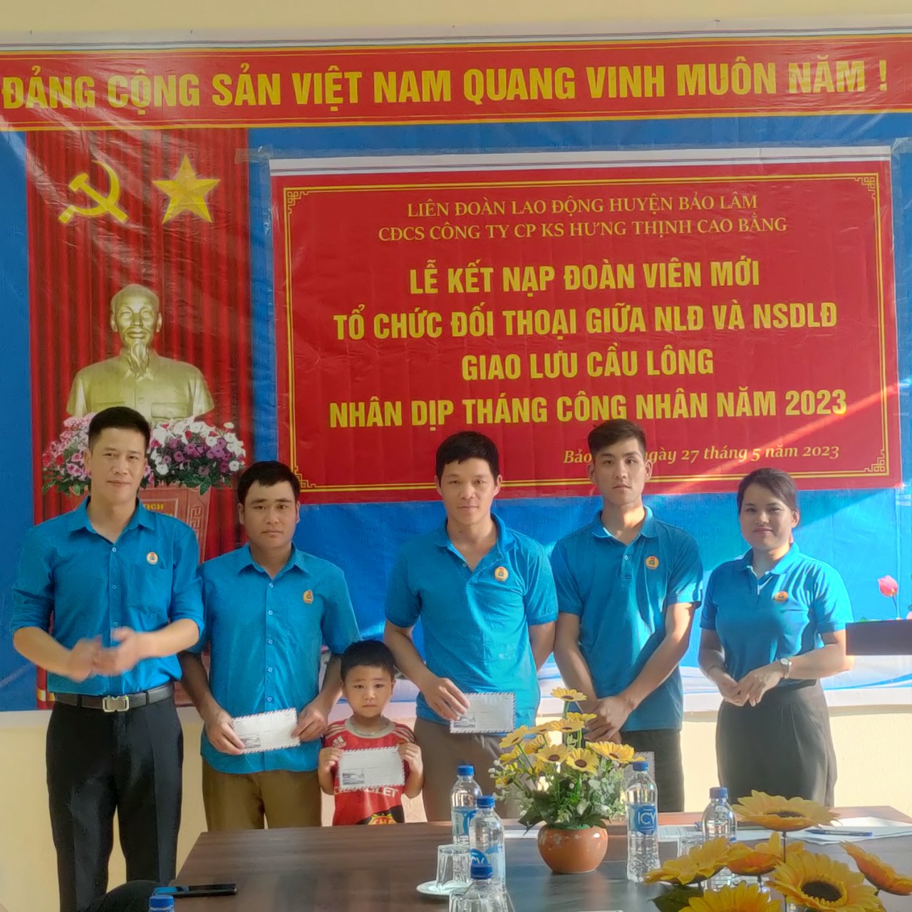 ĐC Lã Văn Huấn Phó chủ tịch LĐLĐ huyện Bảo Lâm trao quà cho các ĐVCĐ có Hoàn cảnh khó khăn nhân dịp tháng Công nhân