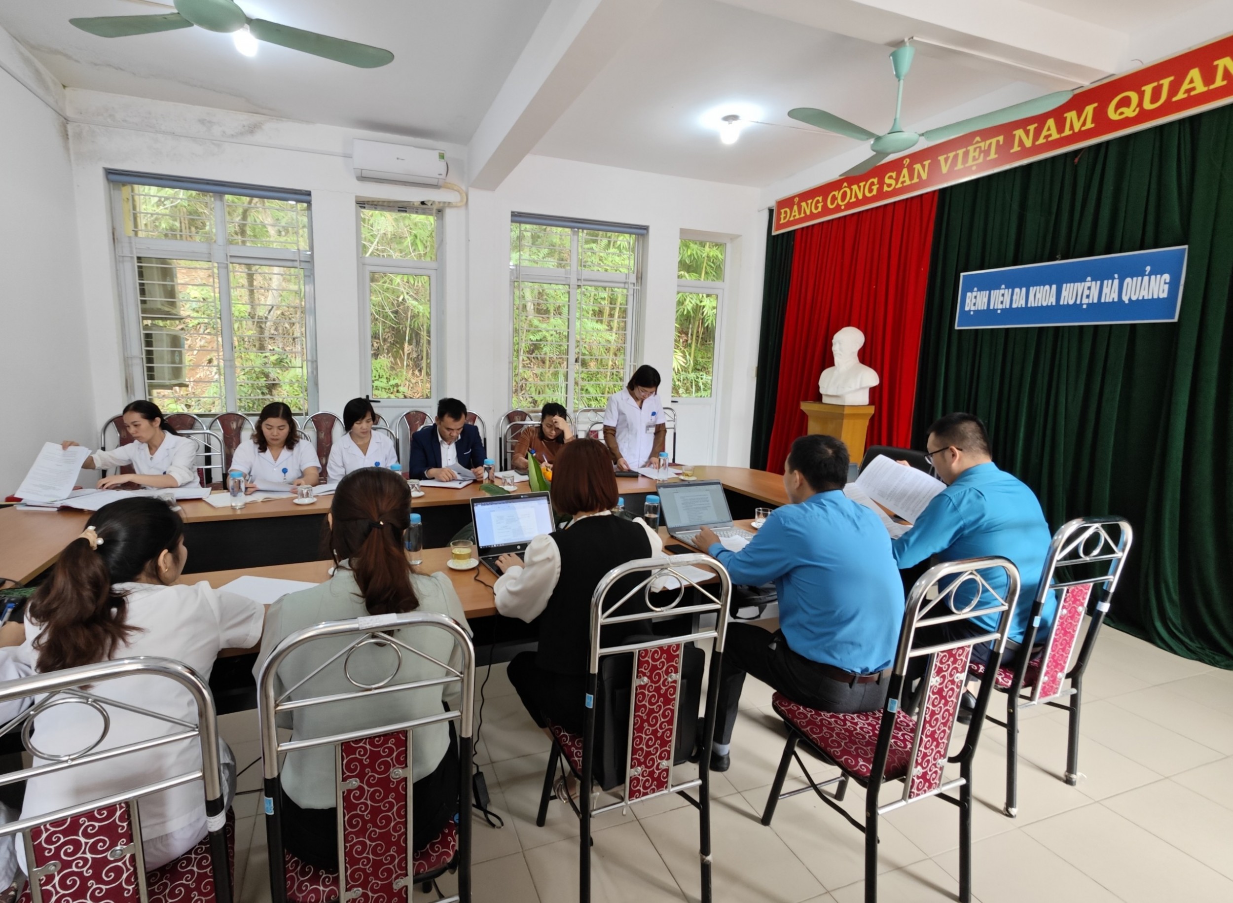 Ảnh 1 Đoàn công tác làm việc tại Bệnh viện đa khoa huyện Hà Quảng