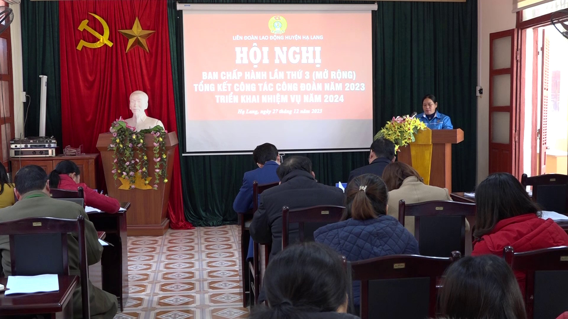 Đc Hoàng Thị Ngoan Chủ tịch LĐLĐ huyện, phát biểu khai mạc hội nghị
