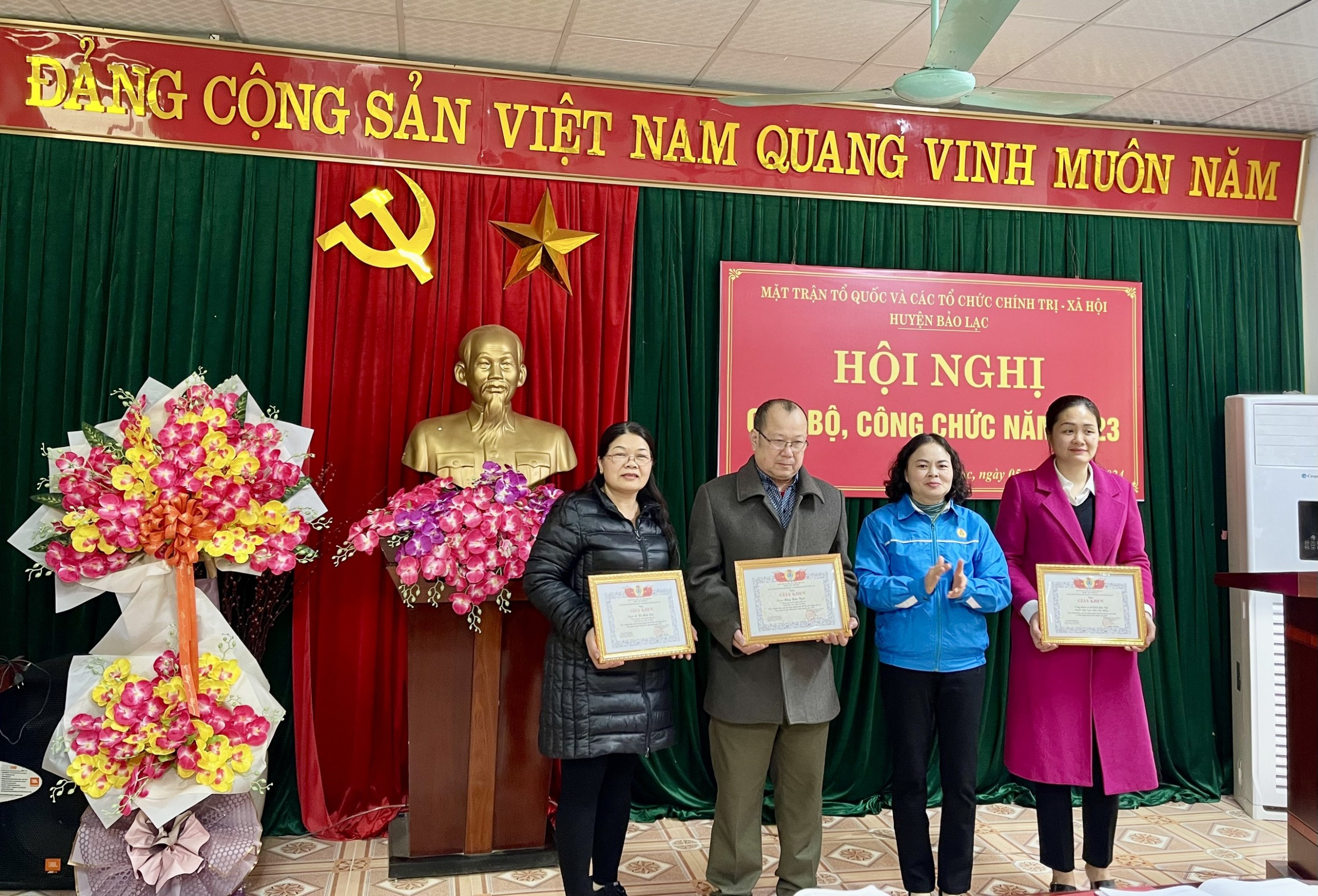 Đồng chí Nguyễn Mai Hiên Chủ tịch LĐLĐ huyện trao giấy khen các cá nhân đạt thành tích xuất sắc trong hoạt động công đoàn năm 2023