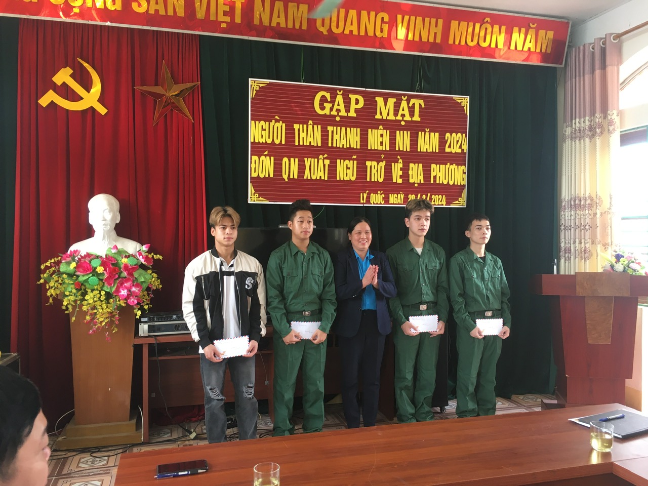 Đc Hoàng Thị Ngoan Chủ tịch LĐLĐ huyện tặng quà cho tân binh lên đường nhập ngũ