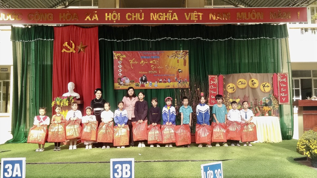 Đc Nông Thị Riên Phó hiệu trưởng Chủ tịch CĐCS Thanh Nhật tặng quà cho các em học sinh có hoàn cảnh khó khăn