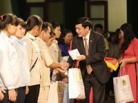 Chủ tịch TLĐ Bùi Văn Cường trao quà cho CNLĐ trong Chương trình Tết Sum vầy 2017 do LĐLĐ tỉnh Hưng Yên tổ chức