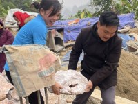 CĐCS Khối trường học Trưng Vương, xã Nguyễn Huệ hỗ trợ san nền nhà giúp đoàn viên có hoàn cảnh khó khăn