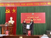 Chi bộ Khối Dân vận huyện Trùng Khánh kết nạp đoàn viên ưu tú vào Đảng