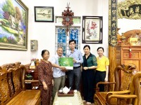 Đồng chí Phạm Đức Khôi   Phó Chủ tịch Thường trực LĐLĐ tỉnh thăm và tặng quà thân nhân cán bộ Công đoàn chuyên trách