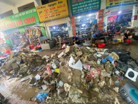 Công đoàn Cơ sở Ban Quản lý chợ phường Thục Phán hỗ trợ tiểu thương chợ Sông Bằng dọn dẹp vệ sinh môi trường sau bão!