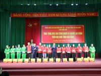 Hội đồng Dân tộc của Quốc hội thăm, tặng quà công nhân, người lao động tỉnh Cao Bằng nhân dịp Tết Nguyên đán Bính Ngọ 2026!