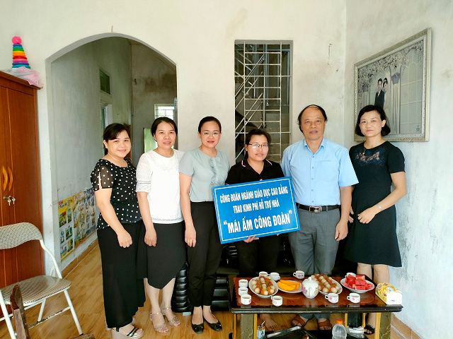 Đ/c Vũ Văn Dương - Giám đốc Sở GD&ĐT trao kinh phí hỗ trợ làm nhà mới cho gia đình đoàn viên Vũ Thị Liêu.