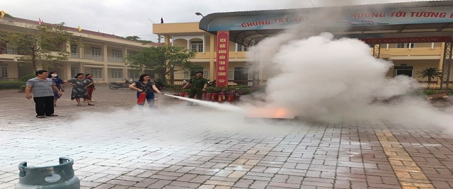 Đoàn viên công đoàn thực hành phòng cháy, chữa cháy.