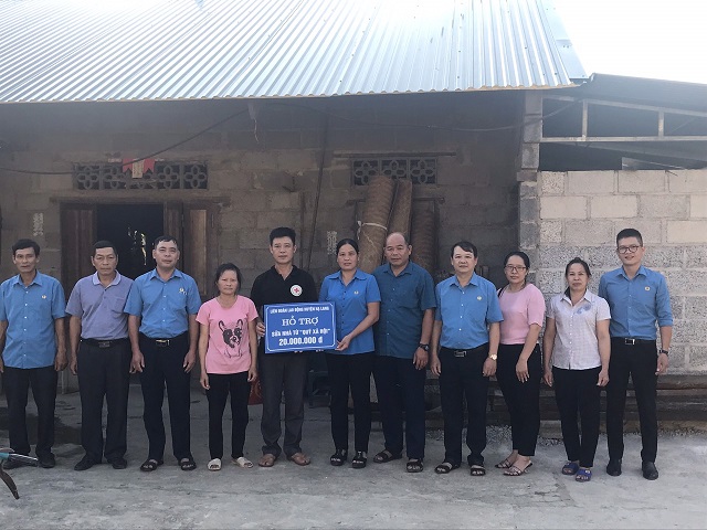 Liên đoàn lao động huyện hạ lang trao tiền hỗ trợ sửa chữa nhà Mái ấm công đoàn từ Quỹ Xã Hội Liên đoàn Lao động tỉnh Cao Bằng