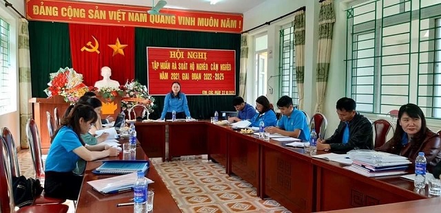 Đồng chí Nguyễn Mai Hiên - Chủ tịch LĐLĐ huyện thông qua dự thảo kết luận cuộc kiểm tra CĐCS xã Kim Cúc và các trường học trên địa bàn xã Kim Cúc.
