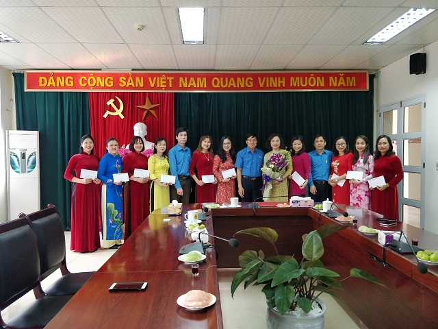 Đồng chí Đỗ Văn Thắng - Chủ tịch LĐLĐ tỉnh tặng quà cho nữ đoàn viên cơ quan LĐLĐ tỉnh.