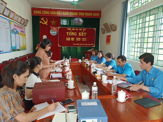 Đoàn kiểm tra LĐLĐ tỉnh làm việc với CĐCS trường Mầm non Sông Bằng.