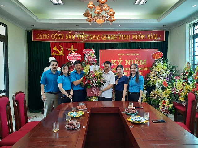 Đồng chí Đỗ Văn Thắng, Tỉnh ủy viên, Chủ tịch Liên đoàn Lao động tỉnh tặng hoa, chúc mừng tại Báo Cao Bằng