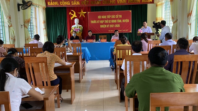  Đồng chí Hoàng Văn Bảo - Phó Bí thư huyện ủy, Chủ tịch Hội đồng nhân dân huyện Hà Quảng báo cáo các nội dung tại Hội nghị.