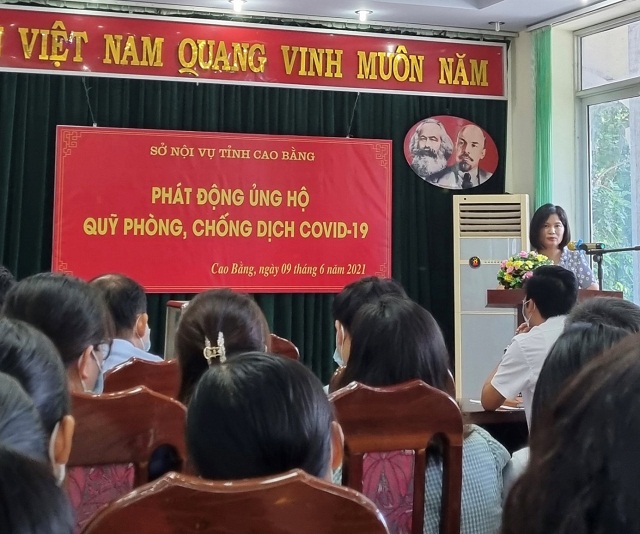 Đ/c Đồng Thị Kiều Oanh, Bí thư Đảng ủy, Giám đốc Sở Nội vụ phát động ủng hộ.