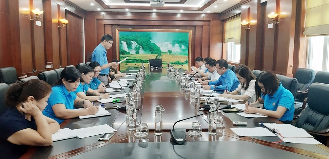 Đoàn Kiểm tra Công đoàn Viên chức tỉnh làm việc tại Công đoàn cơ sở Văn phòng UBND tỉnh Cao Bằng.