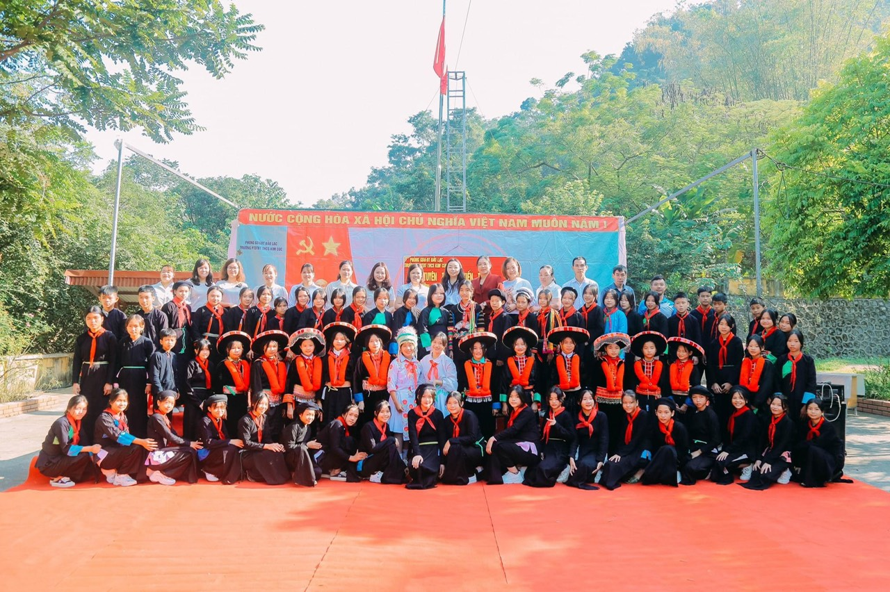 Công đoàn cơ sở Khối trường học xã Kim Cúc, huyện Bảo Lạc tổ chức Tuyên truyền giáo dục về “Công viên địa chất non nước Cao Bằng”