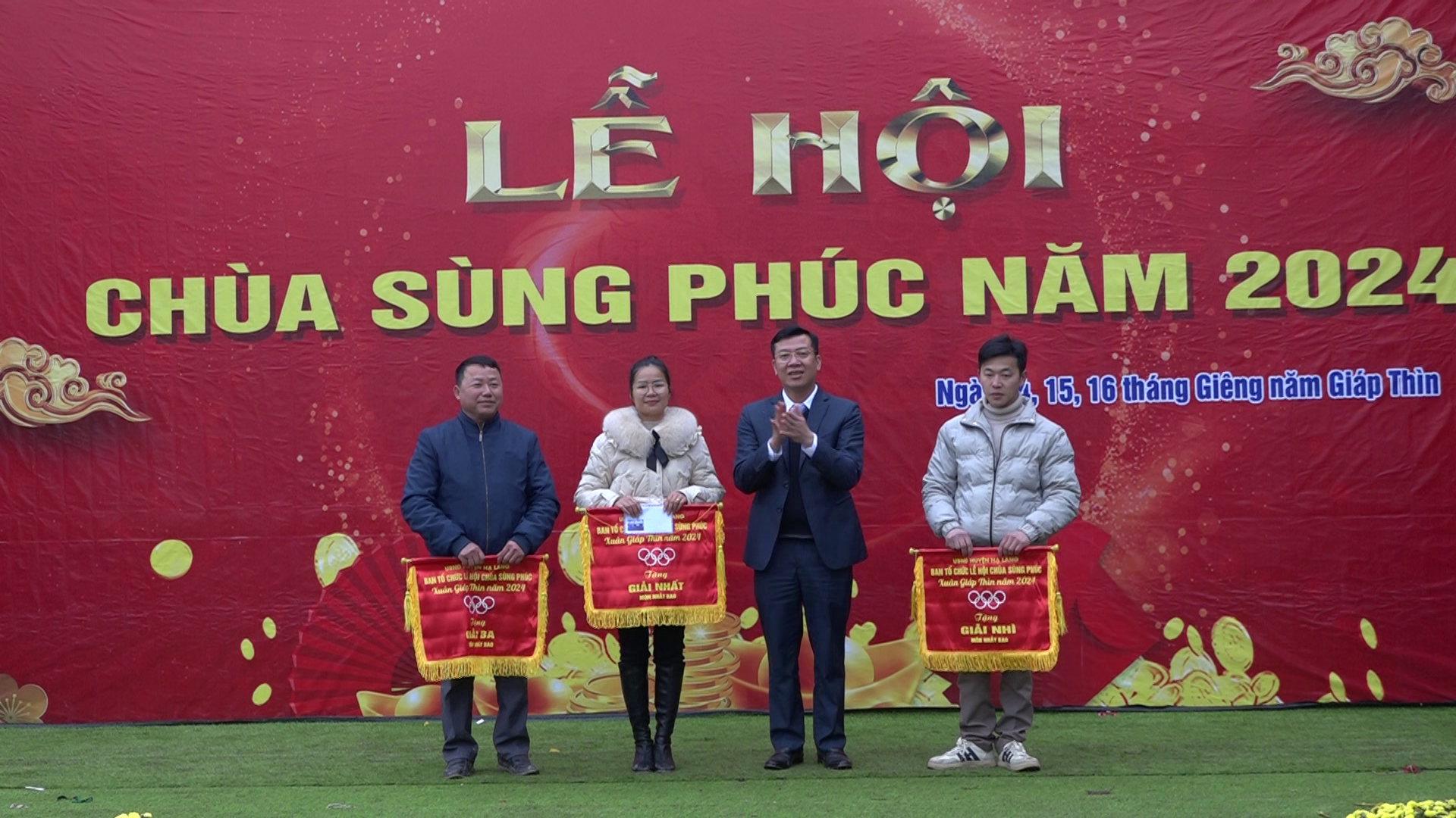 Đc Nguyễn Phương Huy Chủ tịch UBND huyện trao giải môn Nhảy bao