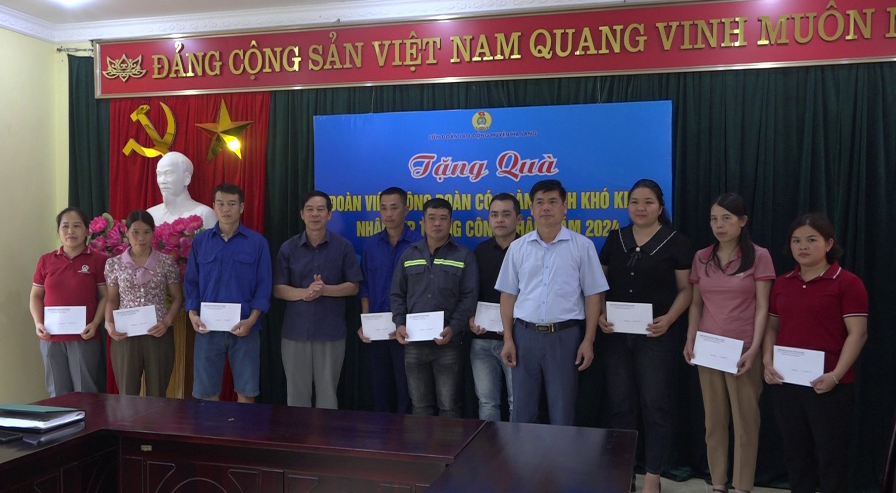 Đồng chí Hoàng Văn Hải Phó Bí thư Thường trực Huyện ủy và đồng chí Hoàng Minh Nhất Phó Chủ tịch UBND huyện trao quà cho ĐVCĐ