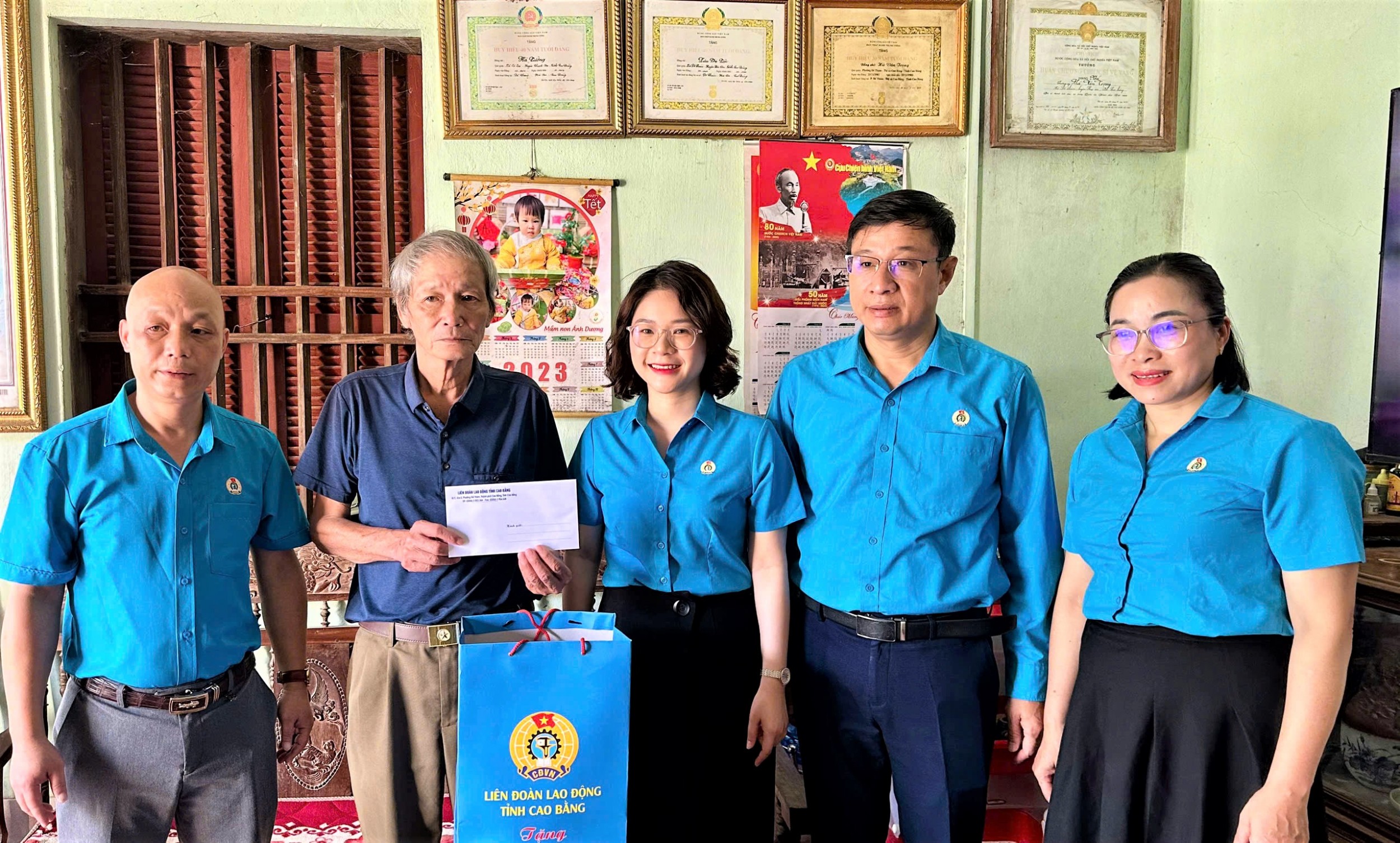 Liên đoàn Lao động tỉnh thăm hỏi, tặng quà người có công, thương bệnh binh là thân nhân đoàn viên nhân dịp kỷ niệm 78 năm Ngày Thương binh - Liệt sĩ (27/7/1947 - 27/7/2025)!