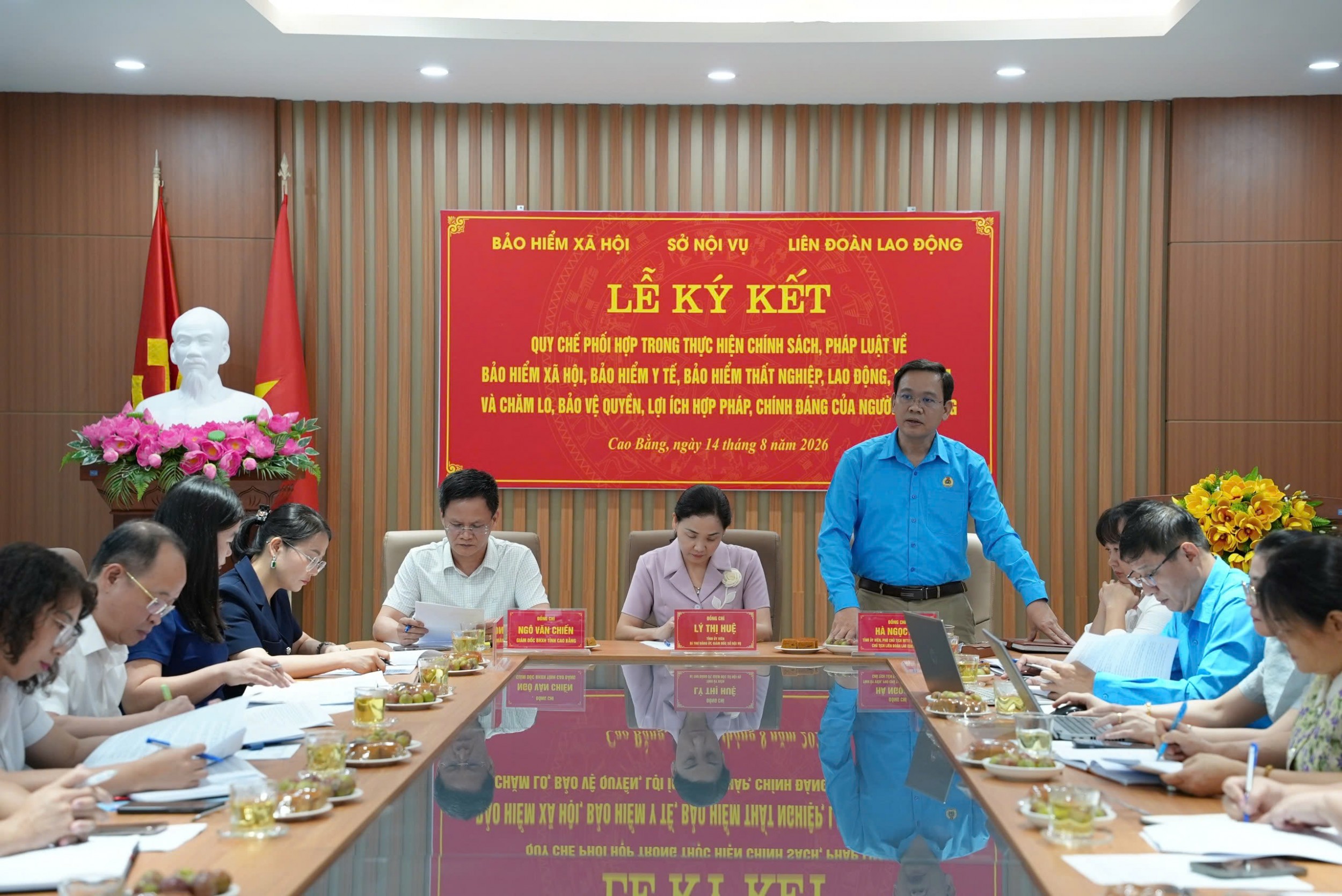 ảnh 1 (Đ c Hà Ngọc tú tỉnh ủy viên, Phó chủ tịch MTTQVN tỉnh, Chủ tịch LĐLĐ tỉnh điều hành thảo luận)